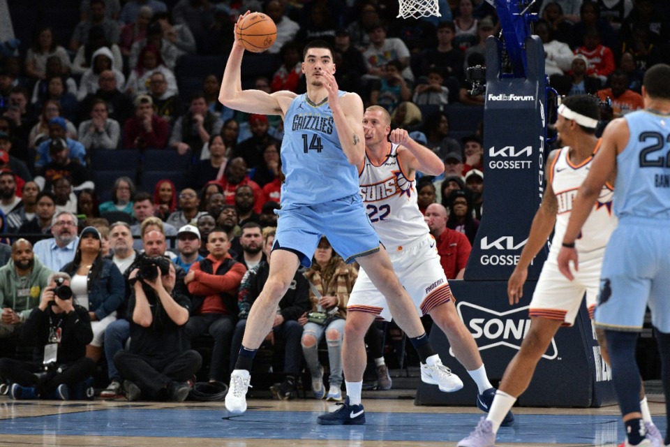 <strong>Memphis Grizzlies center Zach Edey (14) passes against Phoenix Suns center Mason Plumlee on Tuesday, Feb. 25, 2025.</strong> (Brandon Dill/AP)