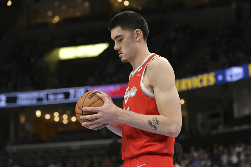 <strong>Memphis Grizzlies center Zach Edey plays in the first half of an NBA basketball game against the San Antonio Spurs Saturday, March 1, 2025, in Memphis.</strong> (Brandon Dill/AP Photo)