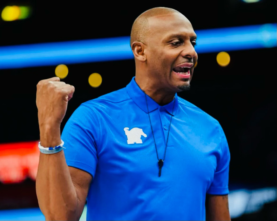 <strong>Memphis Tigers coach Penny Hardaway shows off the bracelet super-fan Maci Barrett made for him.</strong> (Courtesy Julie Barrett)