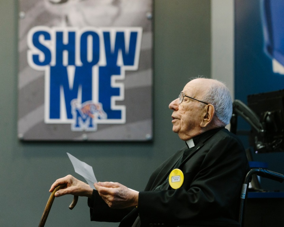 <strong>Father&nbsp;<span>Nicholas </span>Vieron,&nbsp;<span class="s1">a 93-year-old Greek Orthodox priest, has been delivering blessings at the Touchdown Club for more than 40 years.</span>&nbsp;</strong>(Ziggy Mack/Daily Memphian)