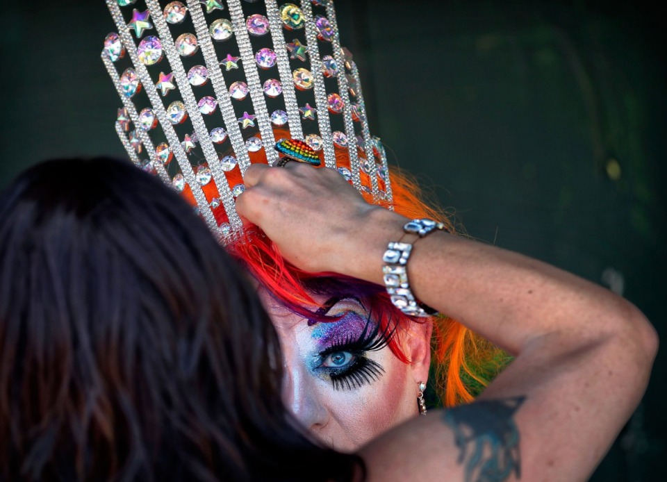 <strong>Miss Tupelo Pride Imagene Azengraber gets a hand with her crown before the start of the 16th annual Memphis Pride Parade along Beale Street on Saturday,&nbsp; Sept. 28.</strong> (Jim Weber/Daily Memphian)