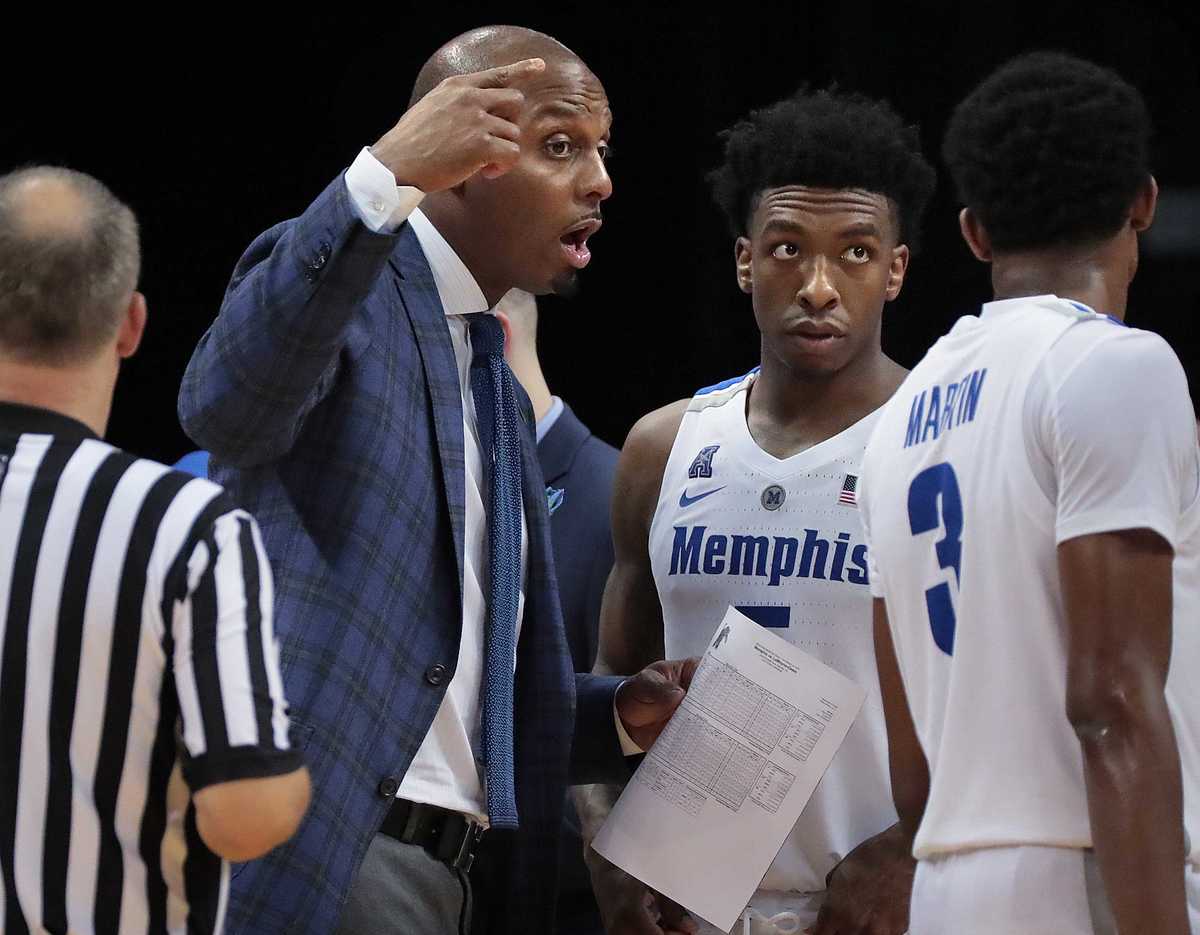 <strong>University of Memphis basketball coach Penny Hardaway gives a last few instructions to guard Jeremiah Martin (3) during the Tigers' game against LeMoyne-Owen at FedExForum on Oct. 25, 2018.</strong> (Jim Weber/Daily Memphian)