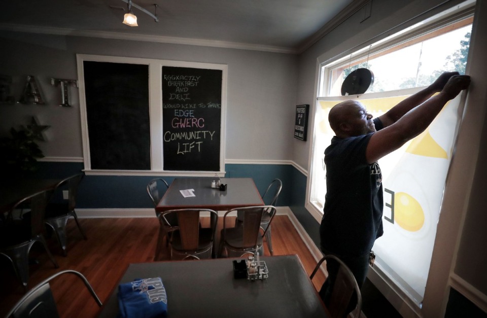 <strong>Wendell Jackson puts some of the finishing touches on the dining room on Sept. 27. Jackson and his wife, Adrena, are opening their new restaurant, Eggxactly Breakfast and Deli in Whitehaven on Oct. 8.</strong> (Jim Weber/Daily Memphian)