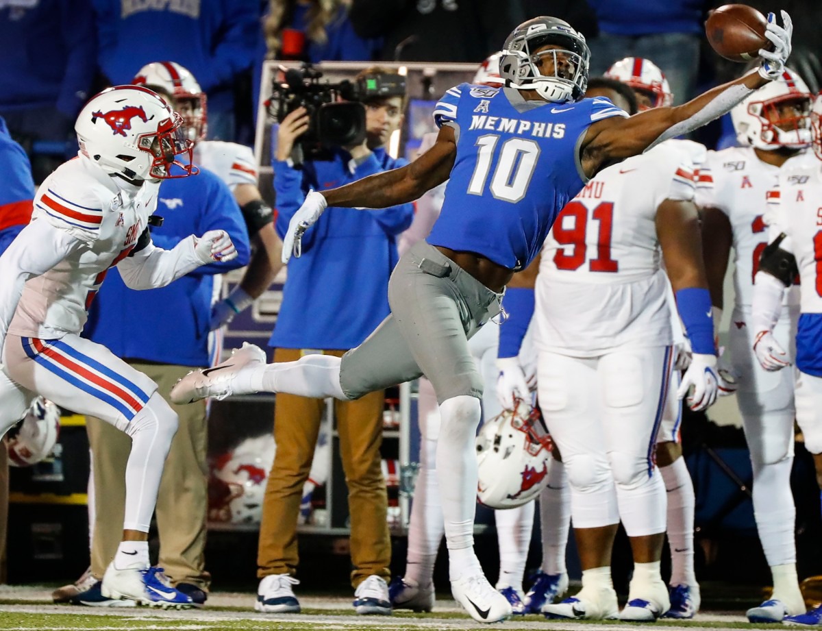 <strong>University of Memphis receiver Damonte Coxie (right) grabs a first-down catch in front of the SMU bench&nbsp;during the game on Saturday, Nov. 2, 2019, at Liberty Bowl Memorial Stadium.&nbsp;</strong>(Mark Weber/Daily Memphian)