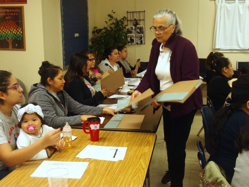 <div class="wp-caption-text"><strong>A recent parent academy for Spanish-speaking mothers at Egypt Elementary School.</strong> (<span>Laura Faith Kebede/Chalkbeat)</span></div>