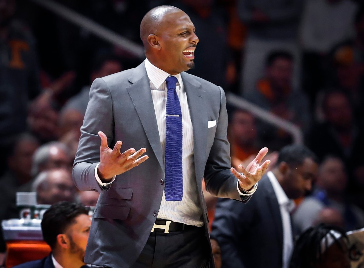 <strong>Memphis head coach Penny Hardaway reacts to his team effort during action against Tennessee Saturday, Dec. 14, 2019 in Knoxville, Tennessee.</strong> (Mark Weber/Daily Memphian)