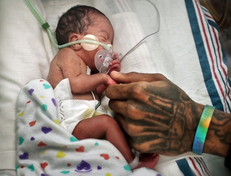 <strong>Michael Alexander visits with daughter KateLynn Davis as she recovers from surgery at Le Bonheur Children's Hospital on Feb. 8, 2019. The tiny infant received the first commercially approved closure of a PDA heart defect.</strong> (Jim Weber/Daily Memphian)