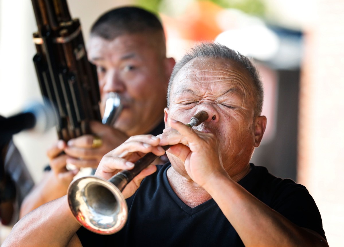 <strong>Zhou Ben Xiang uses his nose while performing with a suona horn during the Memphis Chinese History and Culture Festival in Handy Park on Sept. 15, 2019.</strong> (Mark Weber/Daily Memphian)