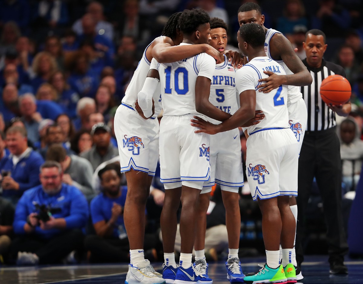 <strong>University of Memphis players stop for a quick huddle on the court after a Bulldogs foul during the Tigers' game on Jan. 4, 2020, against Georgia at the FedExForum.</strong> (Jim Weber/Daily Memphian)