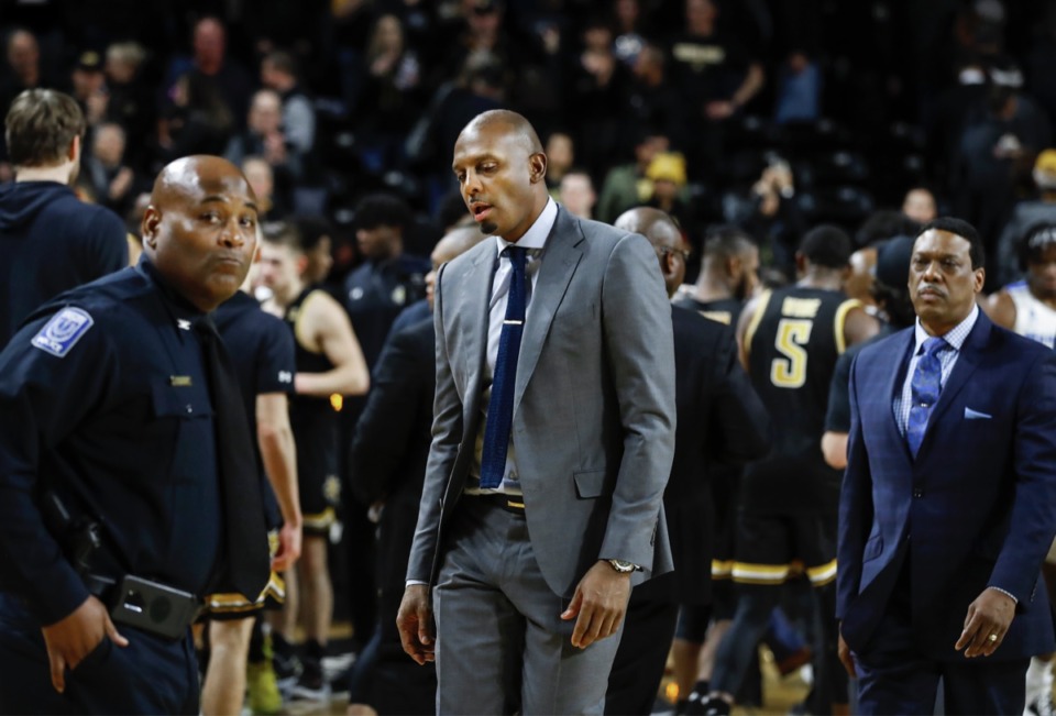 <strong>Memphis head coach Penny Hardaway (middle) walks off the court after falling to Wichita State 76-67 Jan. 9, 2020, in Wichita, Kansas.</strong> (Mark Weber/Daily Memphian)