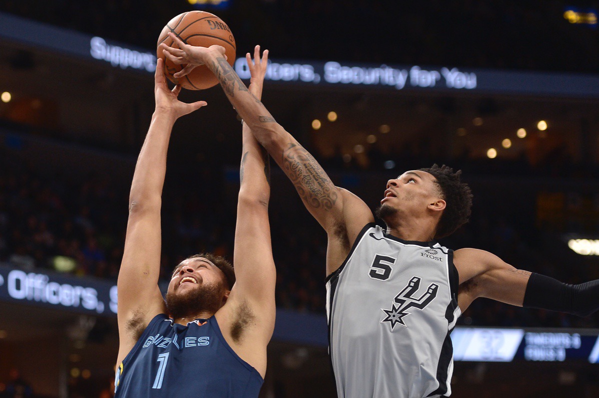 <strong>Memphis Grizzlies forward Kyle Anderson (1) and San Antonio Spurs guard Dejounte Murray (5) reach for the ball in the first half of the NBA basketball game Friday, Jan. 10, 2020, at FedExForum.</strong> (Brandon Dill/AP)