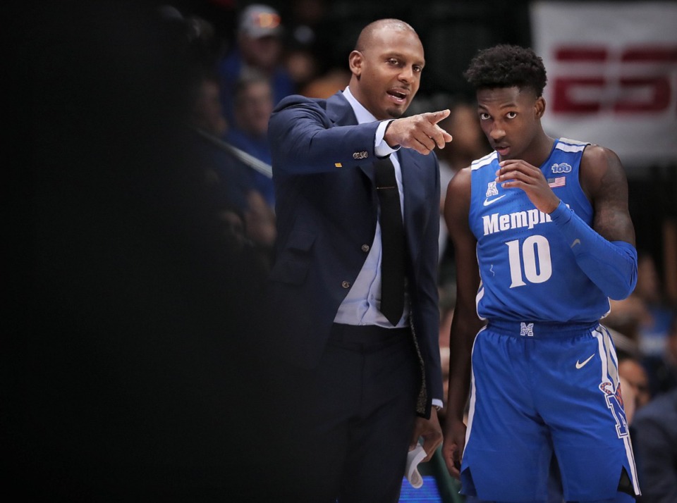 <strong>University of Memphis coach Penny Hardaway confers with guard Damion Baugh during the Tigers' game on Jan. 12, 2020, against USF at the Yuengling Center in Tampa, Florida.</strong> (Jim Weber/Daily Memphian)