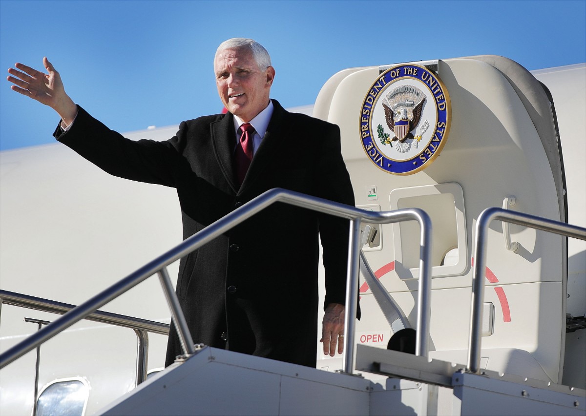 <strong>Vice President Mike Pence waves to the crowd as he arrives in Air Force 2 on Jan. 19, 2020.</strong> (Patrick Lantrip/Daily Memphian)