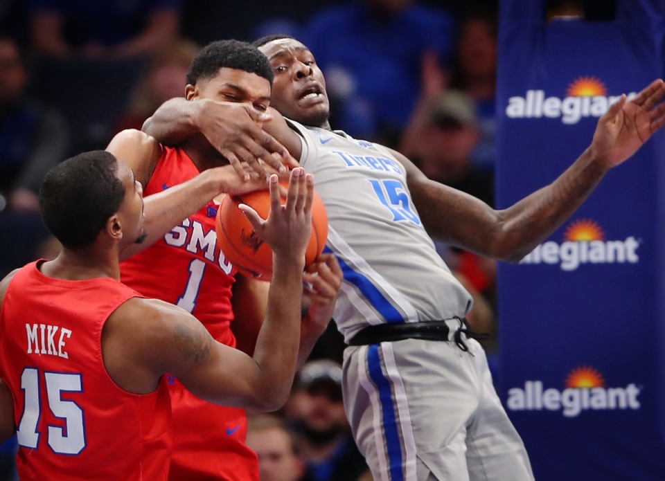 <strong>University of Memphis forward Lance Thomas gets wrapped up with the Mustangs' Feron Hunt on a rebound during the Tigers' game on Jan. 25, 2020, against SMU at the FedExForum.</strong> (Jim Weber/Daily Memphian)