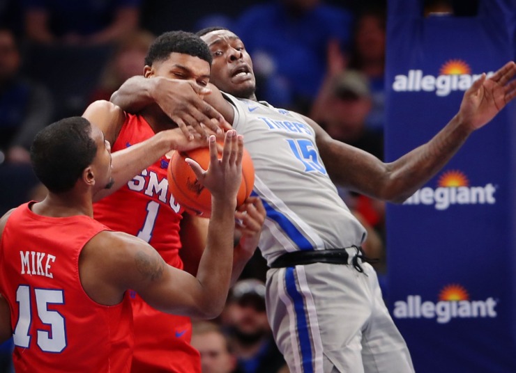 University of Memphis forward Lance Thomas gets wrapped up with the Mustangs' Feron Hunt on a rebound during the Tigers' game on Jan. 25, 2020, against SMU at the FedExForum. (Jim Weber/Daily Memphian)
