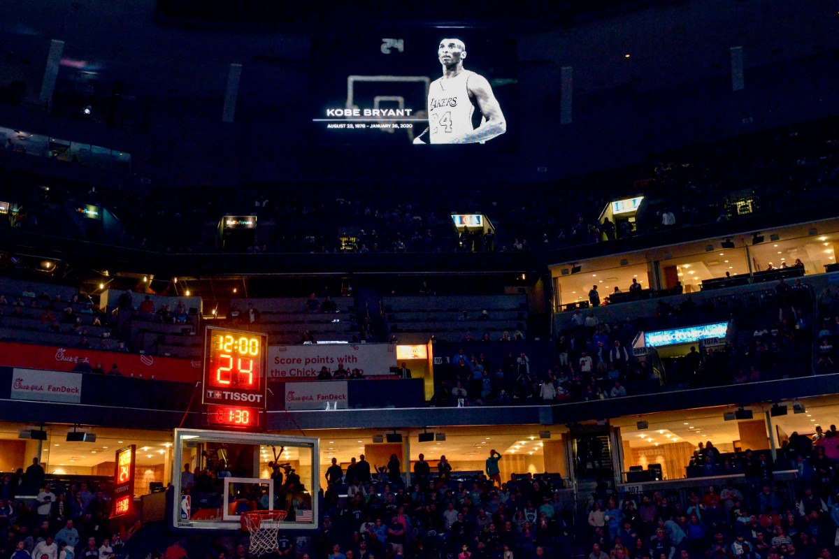 <strong>Players and fans observe a moment of silence for former NBA player Kobe Bryant before a basketball game between the Phoenix Suns and the Memphis Grizzlies, Sunday, Jan. 26, 2020, in Memphis, Tenn. Bryant died in a California helicopter crash Sunday.</strong> (AP Photo/Brandon Dill)
