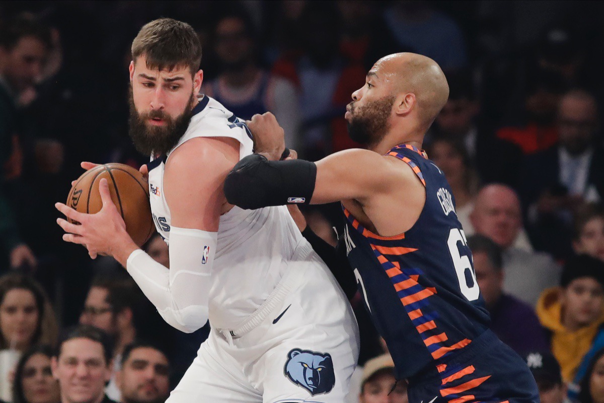 <strong>New York Knicks' Taj Gibson, right, defends against Memphis Grizzlies' Jonas Valanciunas, Jan. 29, 2020, in New York.</strong> (Frank Franklin II/AP)