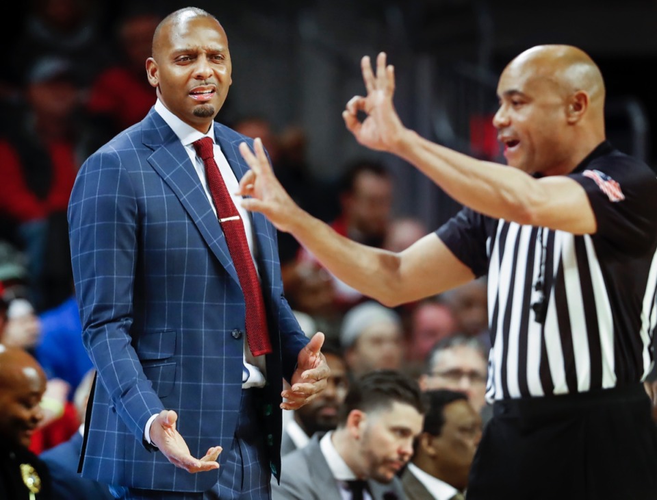 <strong>Memphis head coach Penny Hardaway (left) reacts to an official's foul call against the Tigers while playing Cincinnati Thursday, Feb. 13, 2020.</strong> (Mark Weber/Daily Memphian)