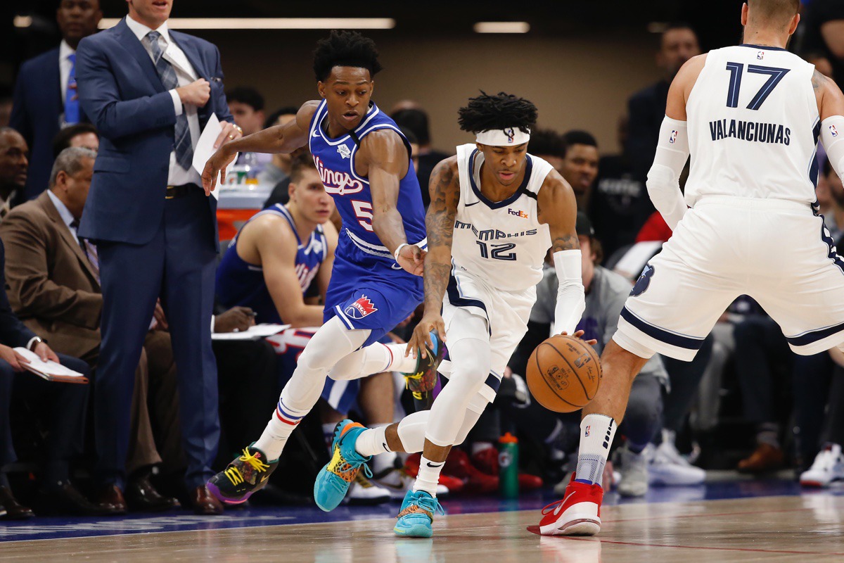 <strong>Memphis Grizzlies guard Ja Morant, right, dribbles aways from Sacramento Kings guard De'Aaron Fox, left, in Sacramento, Calif., Thursday, Feb. 20, 2020.</strong> (Rich Pedroncelli/AP)