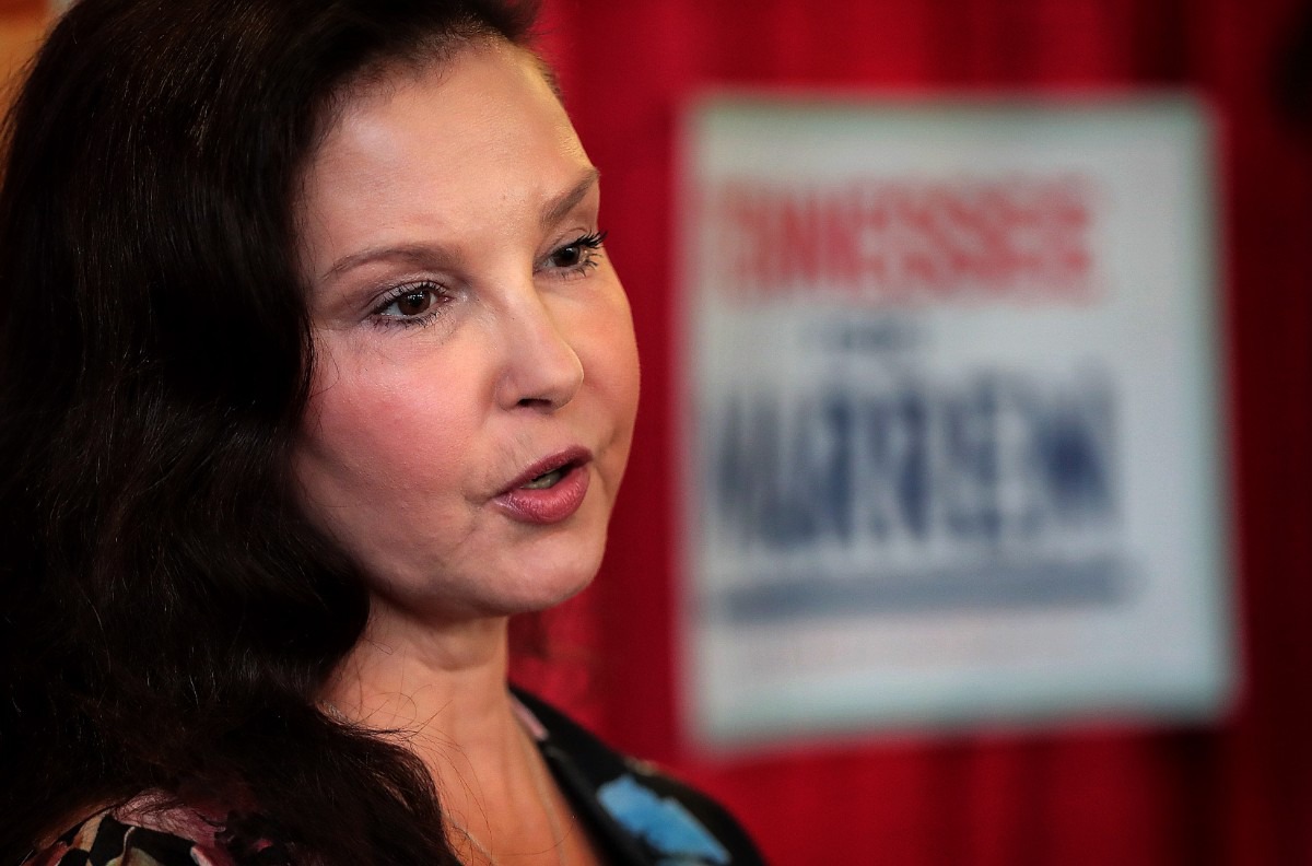 <strong>A crowd of Elizabeth Warren supporters listen as actor Ashley Judd draws comparisons between her life and that of the Massachusetts senator during a campaign rally at Makeda's Cookies on Feb. 26, 2020.</strong> (Jim Weber/Daily Memphian)