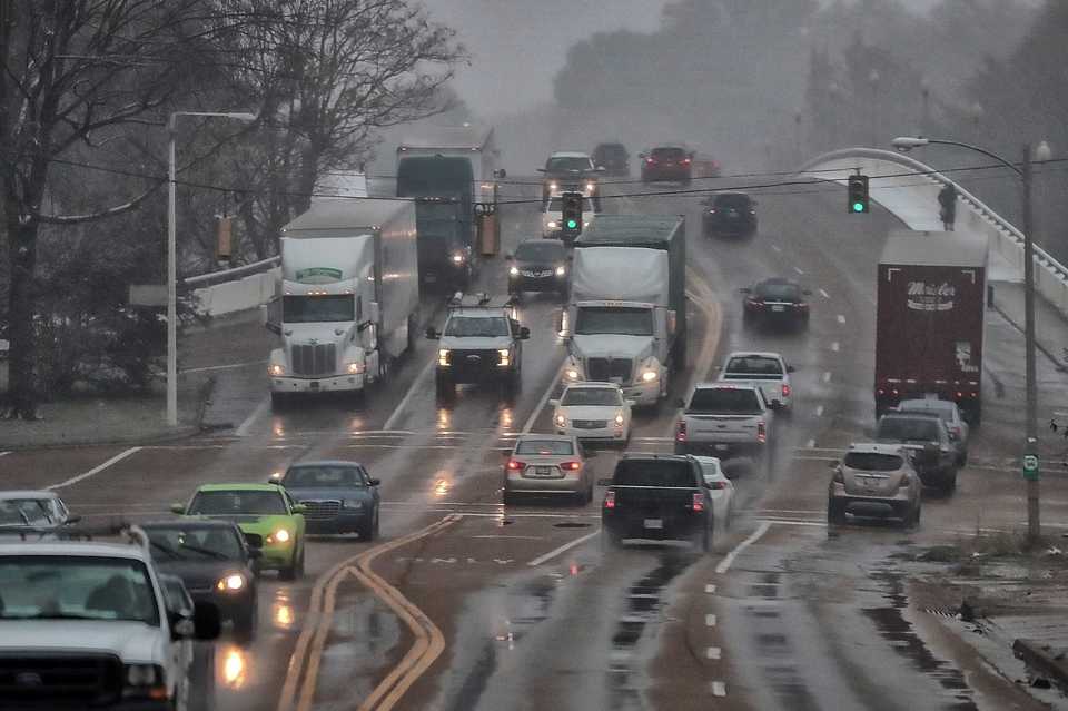 <strong>Traffic slows down along Airways Boulevard as Memphians make their way home early during an unseasonable early snow shower on Nov. 14, 2018. The National Weather Service said patches of black ice could remain on roadways Thursday morning.</strong>&nbsp;(Jim Weber/Daily Memphian)