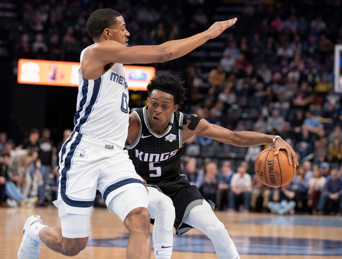 <strong>Sacramento Kings guard De'Aaron Fox (5) drives to the basket while defended by Memphis Grizzlies guard De'Anthony Melton (0) Friday, Feb. 28, 2020, at FedExForum.</strong> (Nikki Boertman/AP)