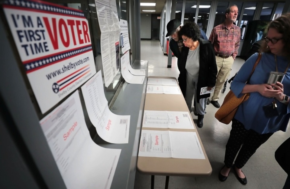 <strong>Joyce and Christopher Washington (left) read through the sample ballots at the Mississippi Boulevard Christian Church polling location on Super Tuesday, March 3, 2020</strong>. (Jim Weber/Daily Memphian)