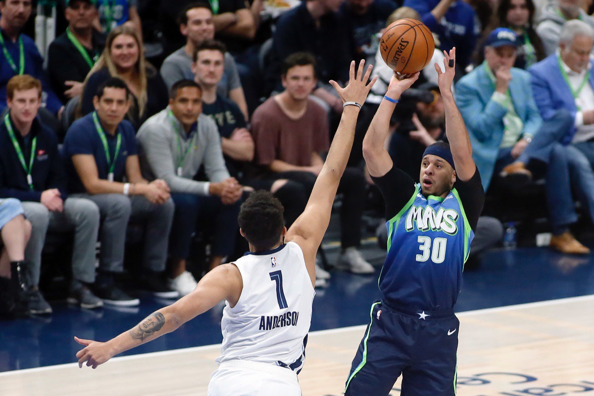 <strong>Dallas Mavericks guard Seth Curry (30) shoots the three-point basket over Memphis Grizzlies forward Kyle Anderson (1) during the first half of an NBA basketball game in Dallas, Friday, March 6, 2020.</strong> (Ray Carlin/AP)