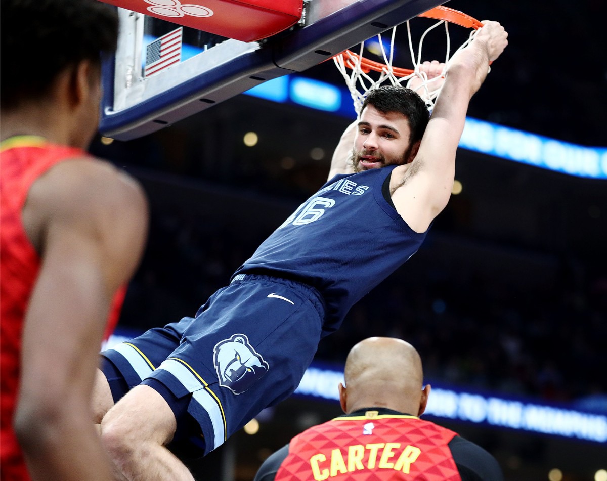 <strong>Memphis Grizzlies guard John Konchar looks at Atlanta Hawks legend Vince Carter after slamming the ball home during a March 7, 2020, game at FedExForum against the Atlanta Hawks.</strong> (Patrick Lantrip/Daily Memphian)