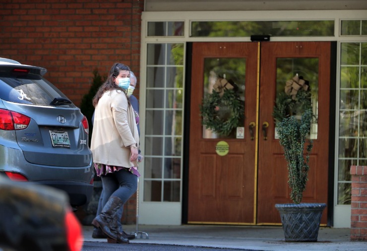 <strong>An elderly resident returns home with help from a relative on April 1, 2020, at the Carriage Court assisted living facility in East Memphis where five residents and an employee tested positive for COVID-19.</strong> (Jim Weber/Daily Memphian)