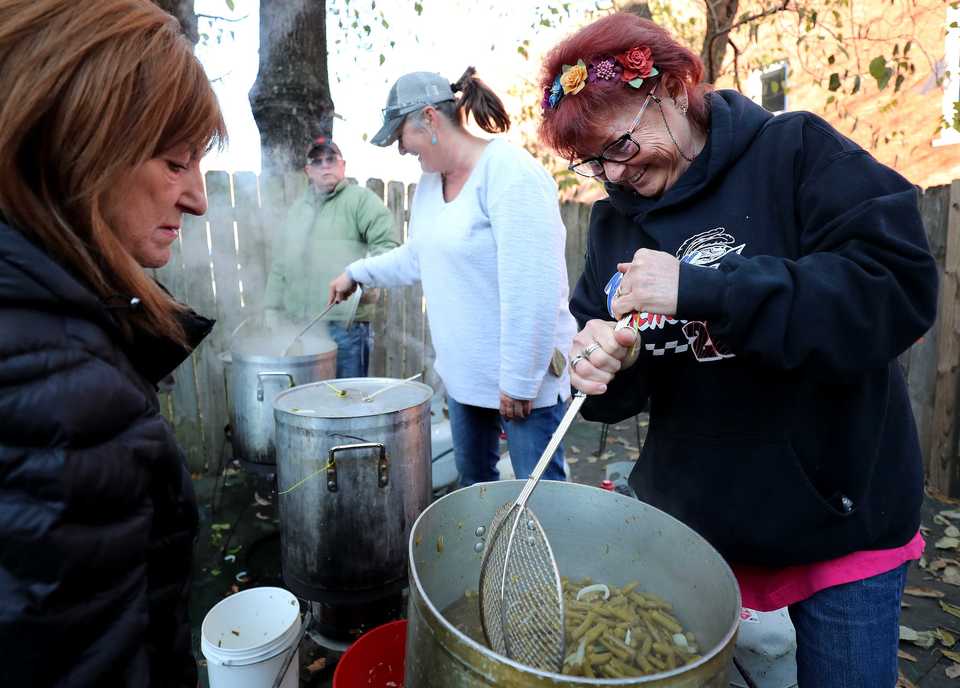 <strong>Heidi Shenep (right) stirs green beans and other vegetables in preparation for the annual free Thanksgiving dinner at Westy's restaurant in Downtown Memphis. </strong>(Houston Cofield/Daily Memphian)