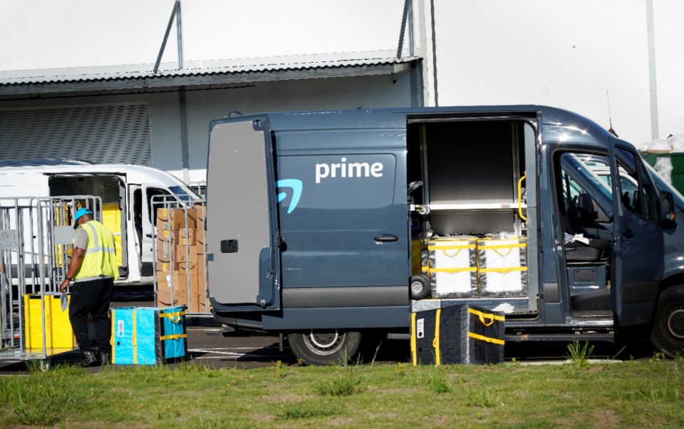 <strong>Parcels are unloaded at an Amazon delivery station in Memphis.&nbsp;Amazon is backing away from direct competition with FedEx and UPS.</strong>&nbsp;(Daily Memphian file)