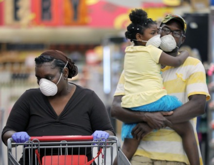 <strong>Tawana Thirsty shops for groceries at the East Memphis Superlo while Martrail Nory holds Myanah Allen on April 8, 2020.</strong> (Patrick Lantrip/Daily Memphian)