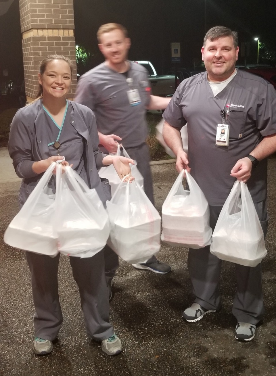<strong>Methodist Germantown nurses pick up their meals from Tammy Rivera. Rivera has spearheaded "Feed the Frontlines," a grassroots effort to feed health care workers in Germantown.</strong> (Submitted)