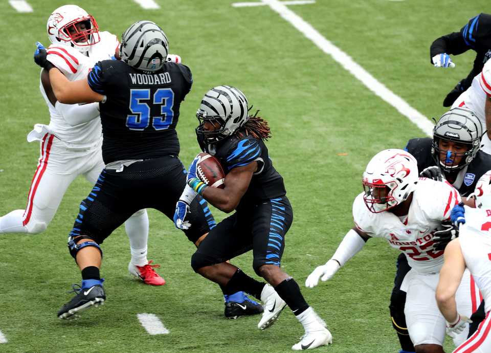 <strong>University of Memphis running back Darrell Henderson (8) weaves through the Houston defense for a rushing gain on the play&nbsp;<span class="s1">during the matchup Friday, Nov. 23, at Liberty Bowl Memorial Stadium.</span>&nbsp;</strong>(Houston Cofield/Daily Memphian)