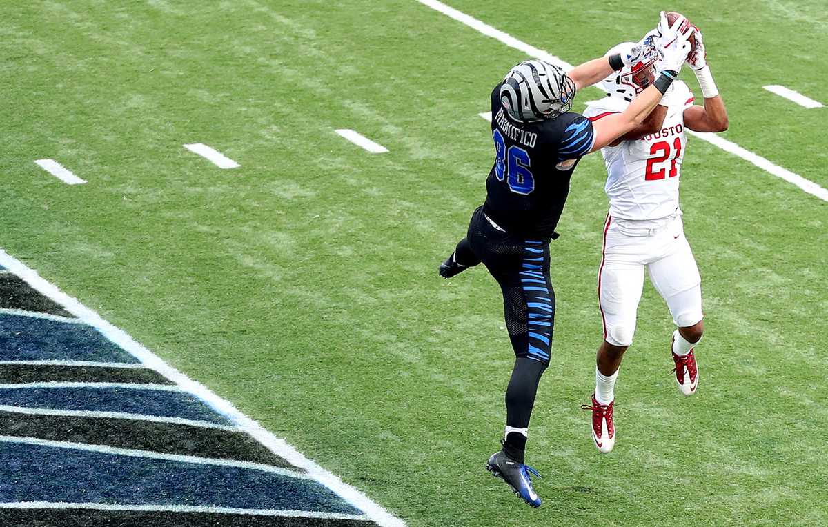 <strong>Memphis Tigers tight end Joey Magnifico (86) tries to break up an interception by Houston Cougars defensive back Gleson Sprewell (21)&nbsp;<span class="s1">during the matchup Friday, Nov. 23, at Liberty Bowl Memorial Stadium.</span></strong>&nbsp;(Houston Cofield/Daily Memphian)