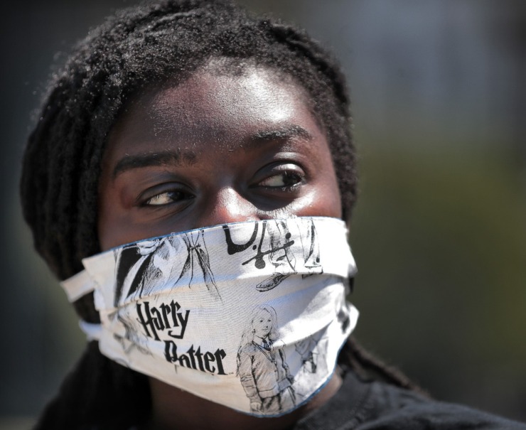 <strong>Diamond Sharpe sports her Harry Potter mask while walking along the bluff near Tom Lee Park in Downtown Memphis on May 1, 2020.</strong> (Jim Weber/Daily Memphian)