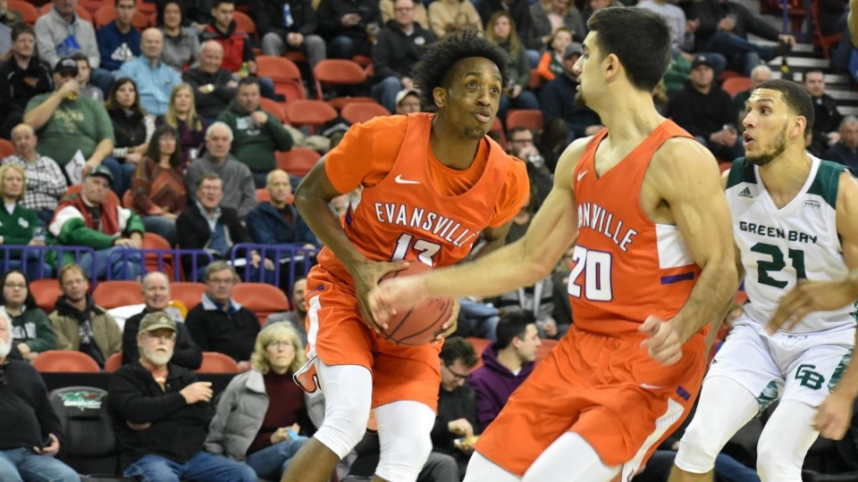 <span><strong>Evansville forward DeAndre Williams (center) announced he will transfer to the Memphis Tigers. Williams of Houston, Texas led the Aces in scoring and rebounding last season.</strong>&nbsp;(Courtesy of Evansville Athletics website)</span>