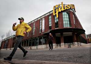 <strong>At a prime location downtown, the Gibson Guitar Factory still draws tourists, but sources say FedEx Trade Networks is ending negotiations to move its HQ to the building from Crescent Center and other offices around Memphis.</strong> (Jim Weber/Daily Memphian)
