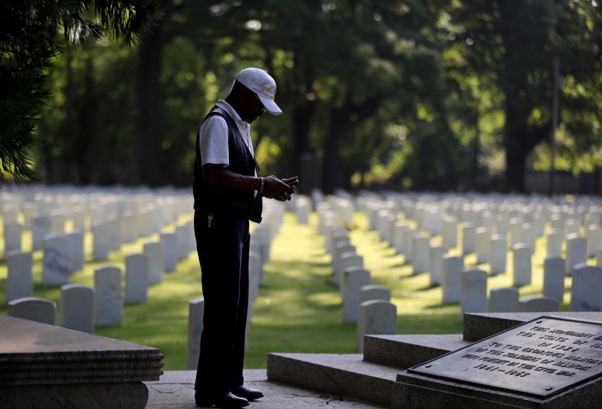<strong>Korean War Navy veteran J.C. Benson takes a photo of a Civil War monument at the Memphis National Cemetery on Memorial Day May 25, 2020.</strong> (Patrick Lantrip/Daily Memphian)