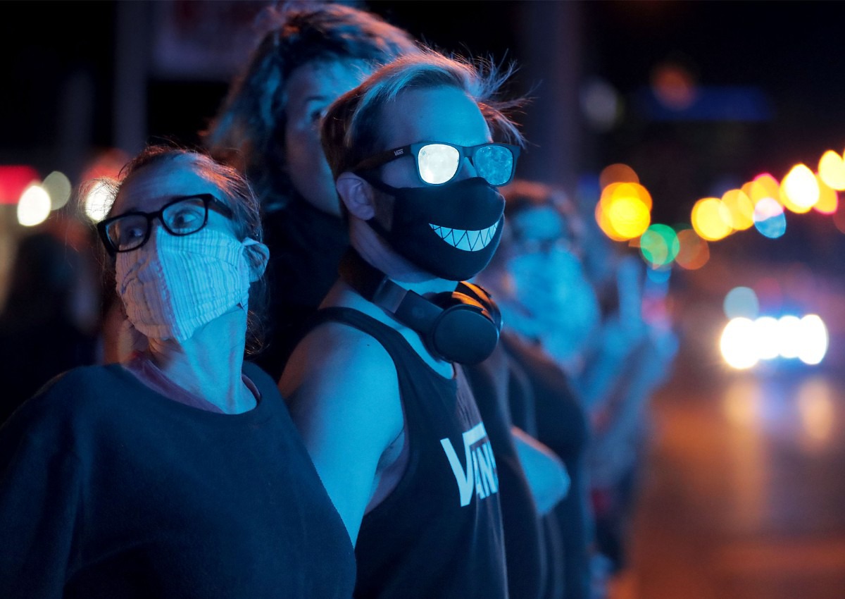 <strong>Protestors locked hands outside of 201 Poplar while demanding the release of fellow protestors arrested earlier in the night May 31, 2020.</strong> (Patrick Lantrip/Daily Memphian)