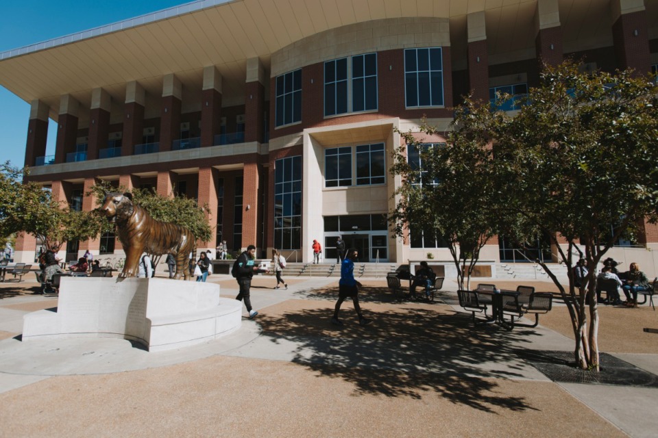 <strong>University of Memphis students walk across campus in this file photo. The university got a big boost when the state Legislature approved $32 million in funding to expand its Herff College of Engineering.</strong> (Daily Memphian file)&nbsp;