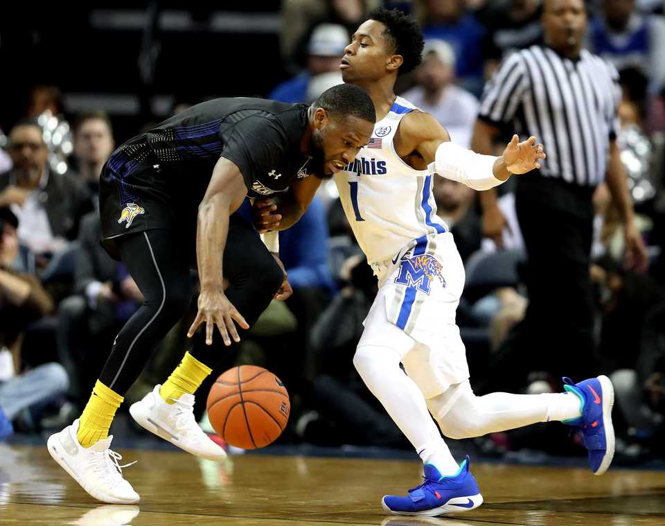 <strong>University of Memphis guard Tyler Harris (1) guards South Dakota State guard Tevin King (2) as King tries to drive to the basket.</strong> (Houston Cofield/Daily Memphian)