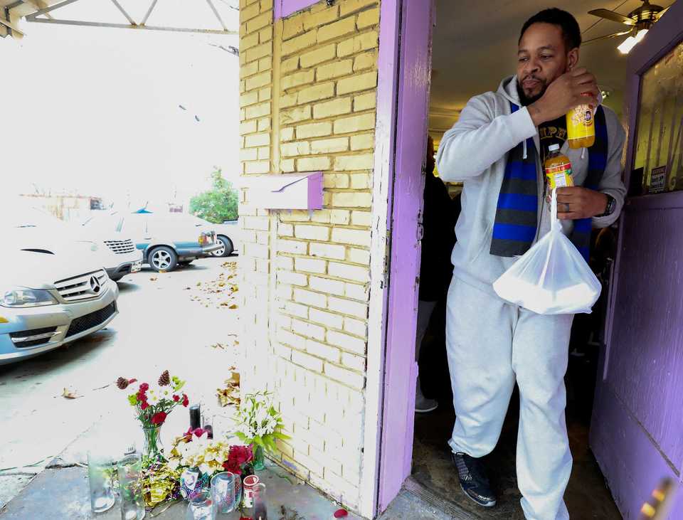 <strong>Kontar Macklin carries a to-go order out of Krewe of DeJavu restaurant during lunch on Friday, Dec. 7, 2018. Phillip Ashley Rix and Brian Harris organized a lunch to help raise money for the family of the late Gary Williams, the restaurant's former owner who died Dec. 5.</strong> (Houston Cofield/Daily Memphian)