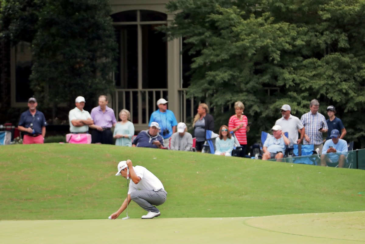 <strong>Kang Sung-hoon places his ball on the 10th green while fans watch from a back yard during the third round of the WGC-FedEx St. Jude Invitational in Memphis, Tennessee, Aug. 1, 2020.</strong> (Patrick Lantrip/Daily Memphian)