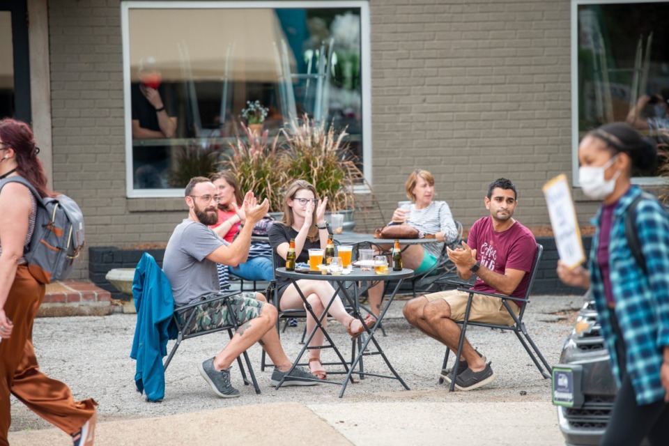 <strong>Patrons at restaurants on Cooper Street support the Solidarity March as they pass by Saturday, August 1, 2020.</strong> (Greg Campbell/Special to The Daily Memphian)