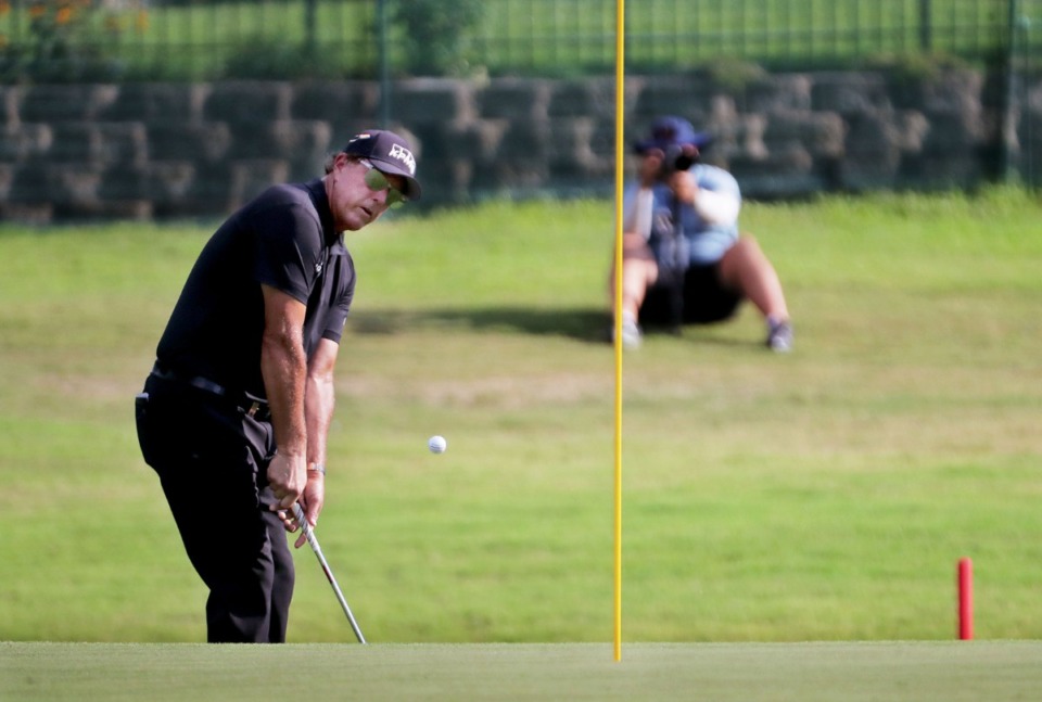 <strong>Phil Mickelson eyes a chip shot on the 18th green during the final round of the WGC-FedEx St. Jude Invitational in Memphis, Tennessee Aug. 2, 2020.</strong> (Patrick Lantrip/Daily Memphian)