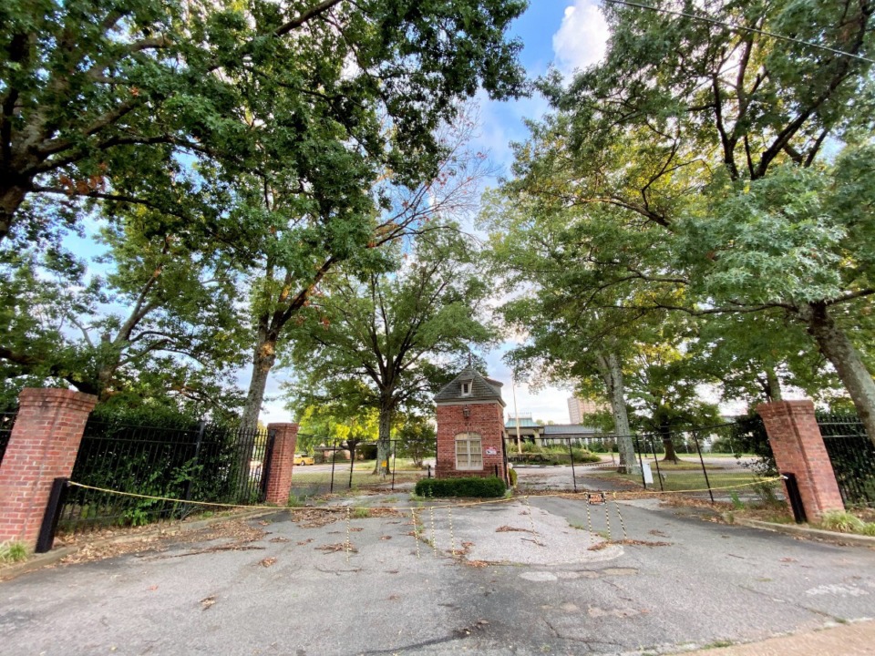 <strong>Majestic oaks still shade the empty guardhouse at the entrance to the old Racquet Club.</strong> (Tom Bailey/The Daily Memphian)