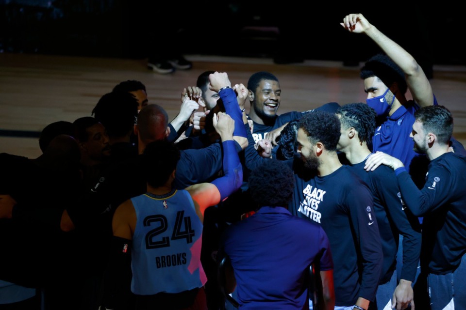 <strong>Members of the Memphis Grizzlies huddle before the start of an NBA basketball game against the Portland Trail Blazers Saturday, Aug. 15, 2020, in Lake Buena Vista, Fla.</strong> (Kevin C. Cox/AP)