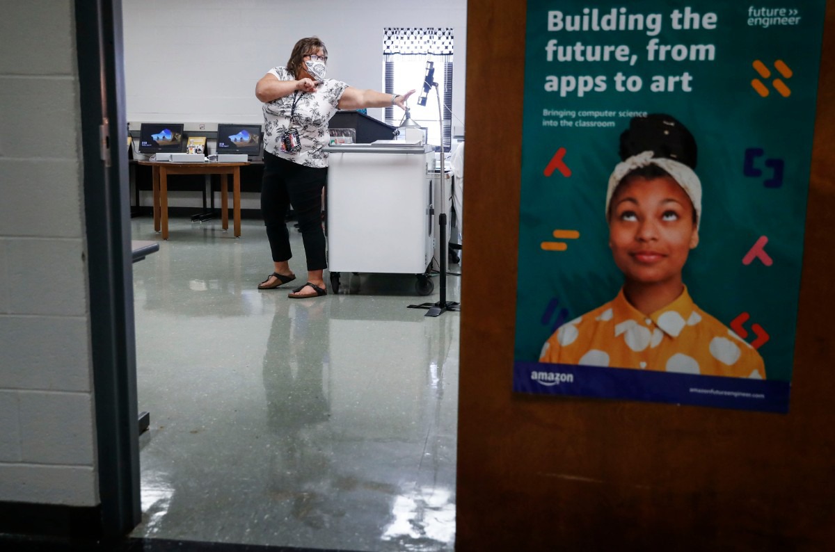 <strong>Houston High School teacher Beth Alsbrook takes her students through AP computer science lessons on the first day of school Monday, August 17, 2020.</strong> (Mark Weber/Daily Memphian)